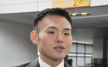 師匠会に初めて出席し、取材に応じる湊川親方(29日、両国国技館)=共同