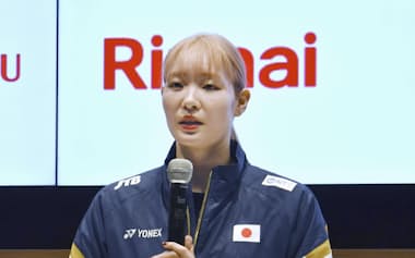 今年の日本代表に選ばれ記者会見するバドミントン女子ダブルスの松本麻佑(29日、東京都新宿区)=共同