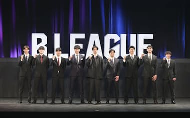 初開催したバスケットボール「Bリーグ・プレミア」の新人ドラフトで指名され、笑顔を見せる選手たち(29日、東京都内)=共同