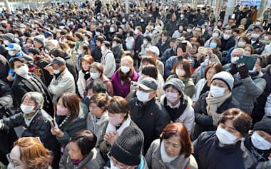 衆院選が公示され、党首の第一声を聞く有権者ら(27日午前、堺市)