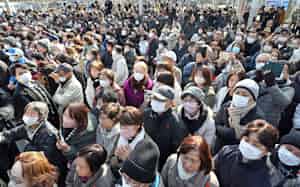 衆院選が公示され、党首の第一声を聞く有権者ら(27日午前、堺市) 衆院選が公示され、党首の第一声を聞く有権者ら(27日午前、堺市)