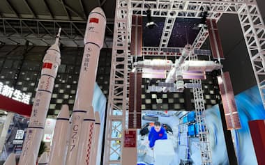 中国航天科技集団は国有宇宙開発大手(2023年、上海市内での展示)