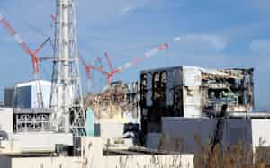 事故後初めて報道陣に公開された、東京電力福島第1原子力発電所の原子炉建屋。右手前から4号機、3号機、2号機、1号機(2011年11月12日、福島県大熊町) 事故後初めて報道陣に公開された、東京電力福島第1原子力発電所の原子炉建屋。右手前から4号機、3号機、2号機、1号機(2011年11月12日、福島県大熊町)
