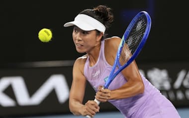 女子ダブルス準決勝でプレーする柴原瑛菜(29日、メルボルン)=AP