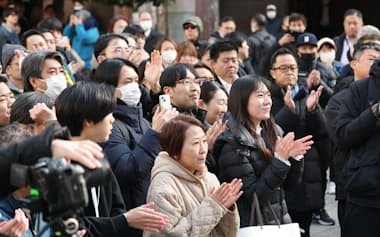 衆院選が公示され、党首の第一声を聞く有権者ら(27日、東京都港区)