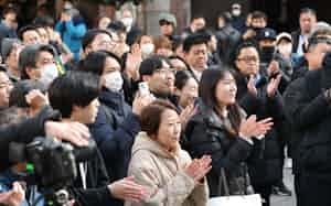 衆院選が公示され、党首の第一声を聞く有権者ら(27日、東京都港区) 衆院選が公示され、党首の第一声を聞く有権者ら(27日、東京都港区)