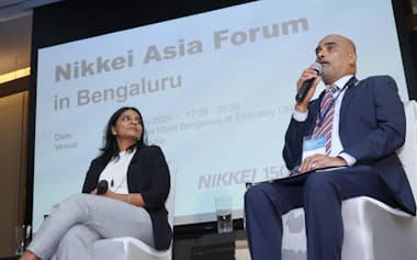 Nikkei Asiaフォーラムで討論する東京エレクトロン・インドプロジェクトリーダーのバイディヤ・バラドワジ氏㊨とルネサスエレクトロニクスのインド責任者マリニ・ナラヤナムルティ氏(29日、ベンガルール)=小林健撮影