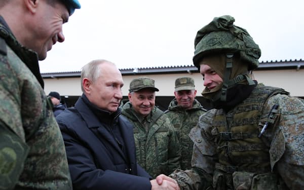 20日、モスクワ南東リャザニ州でショイグ国防相（左から3人目）と共に部隊の訓練を視察するプーチン・ロシア大統領（同2人目）＝ロシア大統領府提供・タス共同