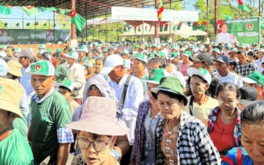 治安や生活の改善で強い指導者像を持つ政党を低所得層が頼るのも事実(8日、ヤンゴンでのUSDPの集会)