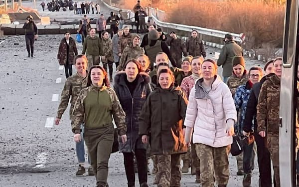 10月半ばには捕虜交換で108人の女性がウクライナに引き渡された＝ウクライナ大統領府提供・ロイター