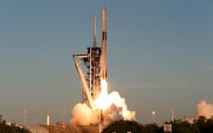 スペースXのロケット「ファルコン9」=ロイター スペースXのロケット「ファルコン9」=ロイター