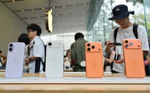 スマートフォン「iPhone Air」(左から2つ目)と「iPhone17」シリーズ(東京都渋谷区のアップルストア表参道店) スマートフォン「iPhone Air」(左から2つ目)と「iPhone17」シリーズ(東京都渋谷区のアップルストア表参道店)