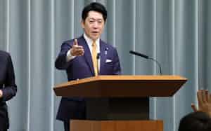 記者会見する佐藤官房副長官(30日午前、首相官邸) 記者会見する佐藤官房副長官(30日午前、首相官邸)