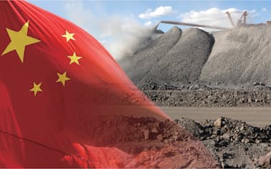 中国・内モンゴル自治区のレアアース採掘現場=NIKKEI montage/ロイター