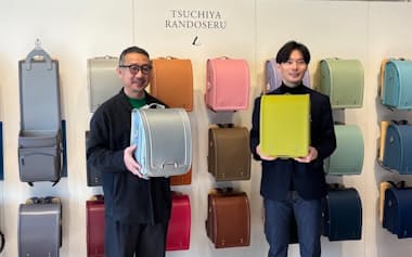 土屋鞄製造所の土屋成範社長㊧ら(30日、東京都港区)