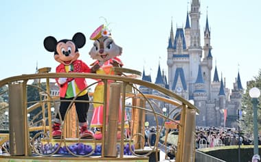 東京ディズニーランドで報道公開されたパレード「イッツ・ア・スウィーツフルタイム!」(14日、千葉県浦安市)