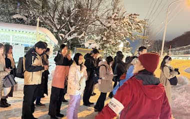 雪の中で候補者の演説をきく聴衆(札幌市)