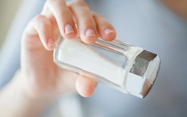 出された料理の味付けに関係なく塩をふる習慣のある人は要注意。（写真はイメージ=123RF）