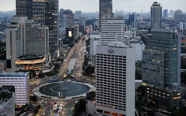 インドネシアは世界有数の人口や資源を抱える(首都ジャカルタの風景)=ロイター