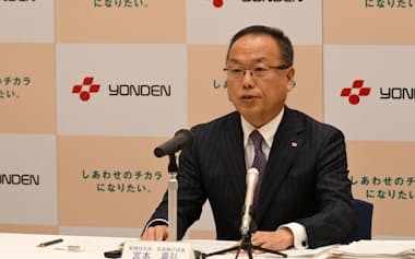 記者会見する宮本社長(30日、高松市)