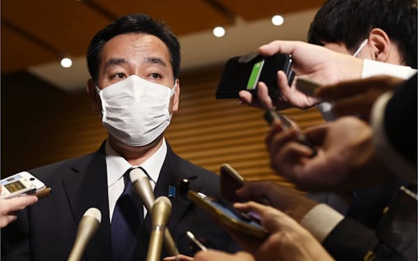 岸田首相に辞表を提出し、報道陣の取材に応じる山際経財相(24日、首相官邸)