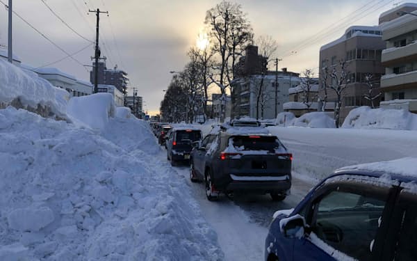 主要な幹線道路やバス路線では、大雪により道幅が狭くなり渋滞が多発した（2月、札幌市）