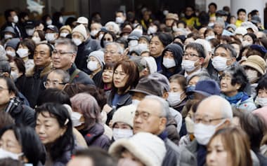 高市早苗総裁が掲げる積極財政と金融緩和への期待から日本株は上昇基調が続いてきた(写真は街頭演説を聞く人たち=29日午後)
