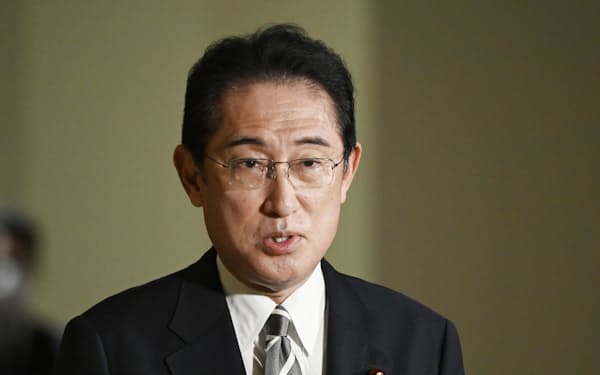 山際経財相の辞任を受け、報道陣の取材に応じる岸田首相(24日、首相官邸)