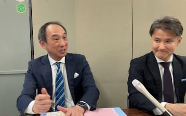 東京ガスリース買収について説明するしずおかFGグループ事業開発部の安本敬介部長㊧(30日、静岡市)