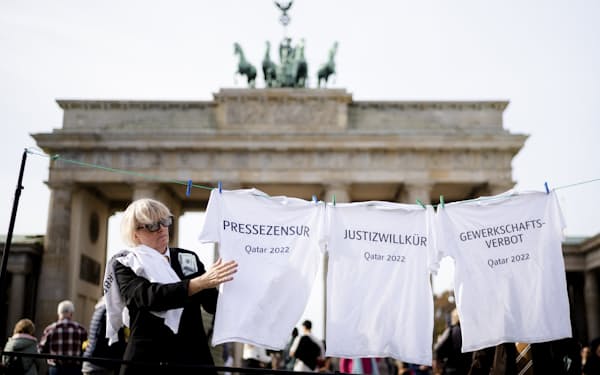 労働者への人権侵害を巡り、カタールＷ杯開催に抗議する活動家（23日、ベルリン）＝AP