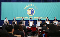 賃金低迷、社会保障も傷める 「報酬増」最優先する政策に