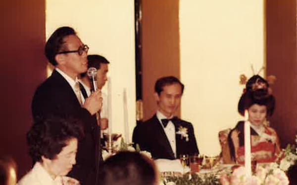 筆者の結婚式でスピーチする内田先生
