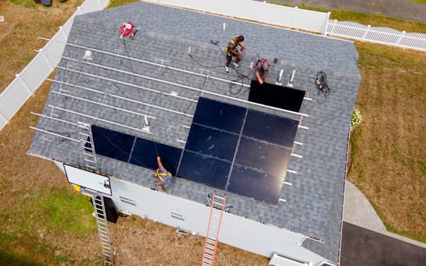 巨額の投資マネーが再生可能エネルギー関連銘柄に流れ込んだ（8月、米ニューヨーク州での太陽光パネル敷設風景）＝ＡＰ