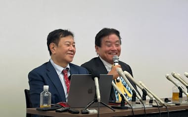 記者会見する減税日本・ゆうこく連合の原口共同代表㊧と河村共同代表(30日、名古屋市)