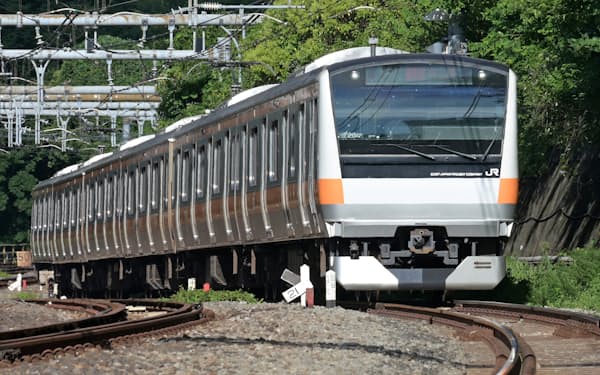 既存の普通車10両に加えてグリーン車2両が連結されることとなった中央線快速用のE233系電車（2022年7月25日、御茶ノ水－四ツ谷間）
