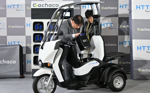 電動バイクのバッテリーのシェアリングサービスが始まった（25日、東京都新宿区の西新宿第四駐車場）