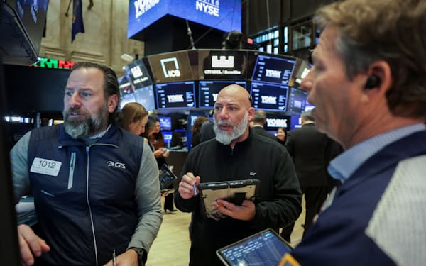 ニューヨーク証券取引所のトレーディングフロア=ロイター