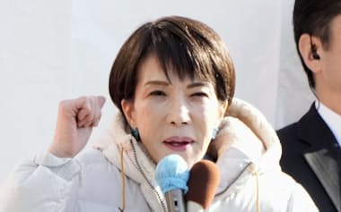 街頭演説で支持を訴える自民党総裁の高市首相(30日午後、福岡県行橋市)=共同