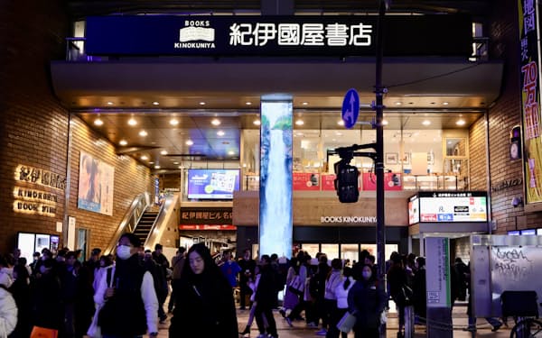 オールナイトフェスの参加者が集まる紀伊国屋書店新宿本店(1月31日、東京都新宿区)