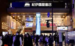 オールナイトフェスの参加者が集まる紀伊国屋書店新宿本店(1月31日、東京都新宿区) オールナイトフェスの参加者が集まる紀伊国屋書店新宿本店(1月31日、東京都新宿区)