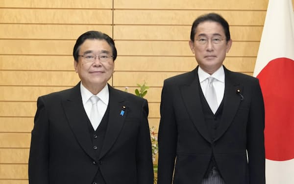 認証式を終え、記念写真に納まる後藤経済再生相（左）と岸田首相（25日午後、首相官邸）＝共同
