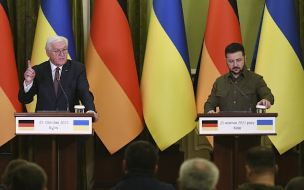ドイツのシュタインマイヤー大統領（左）とゼレンスキー大統領（25日、キーウ）＝AP