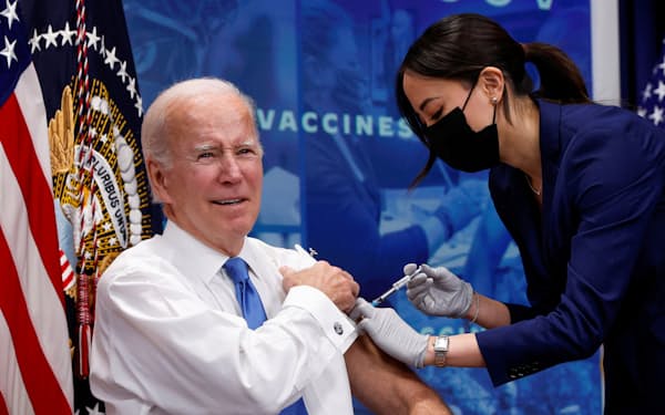 バイデン氏は新型コロナウイルスのオミクロン型に対応したワクチンを報道陣の前で接種した（25日、ホワイトハウス）＝ロイター