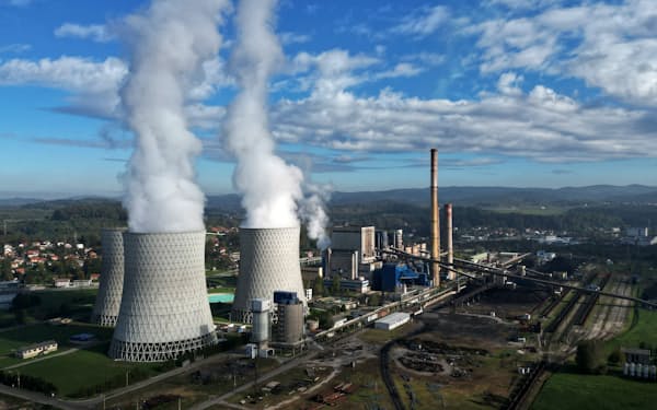 ロシアのウクライナ侵攻に端を発するエネルギー供給不安を機に化石燃料に回帰する動きも（ボスニア・ヘルツェゴビナの石炭火力発電所）＝ロイター