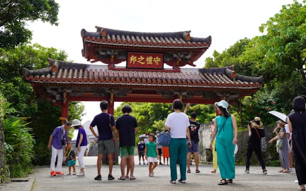 沖縄県の観光客数はコロナ前の6割程度に回復（8月、那覇市の首里城公園）