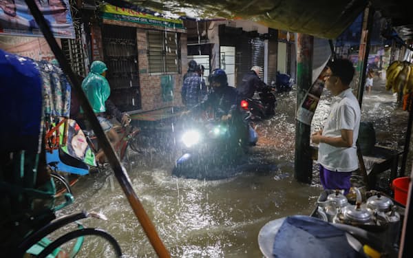 バングラデシュは豪雨などの気候リスクを抱えている（24日、ダッカ）＝ロイター