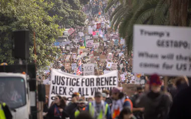 米中西部ミネソタでICE職員がレネ・グッドさんとアレックス・プレッティさんを相次いで射殺したため米市民の間では米政府とICEに対する猛烈な抗議運動が発生している=AP