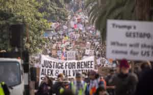 米中西部ミネソタでICE職員がレネ・グッドさんとアレックス・プレッティさんを相次いで射殺したため米市民の間では米政府とICEに対する猛烈な抗議運動が発生している=AP 米中西部ミネソタでICE職員がレネ・グッドさんとアレックス・プレッティさんを相次いで射殺したため米市民の間では米政府とICEに対する猛烈な抗議運動が発生している=AP
