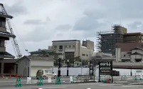 和倉の温泉街では解体や修繕の風景が広がり、宿泊客はまだ少ない(石川県七尾市)
