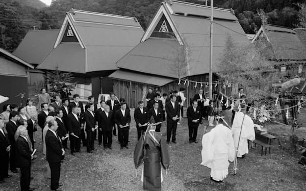 1995年に開かれた鷲見集落の離村式
